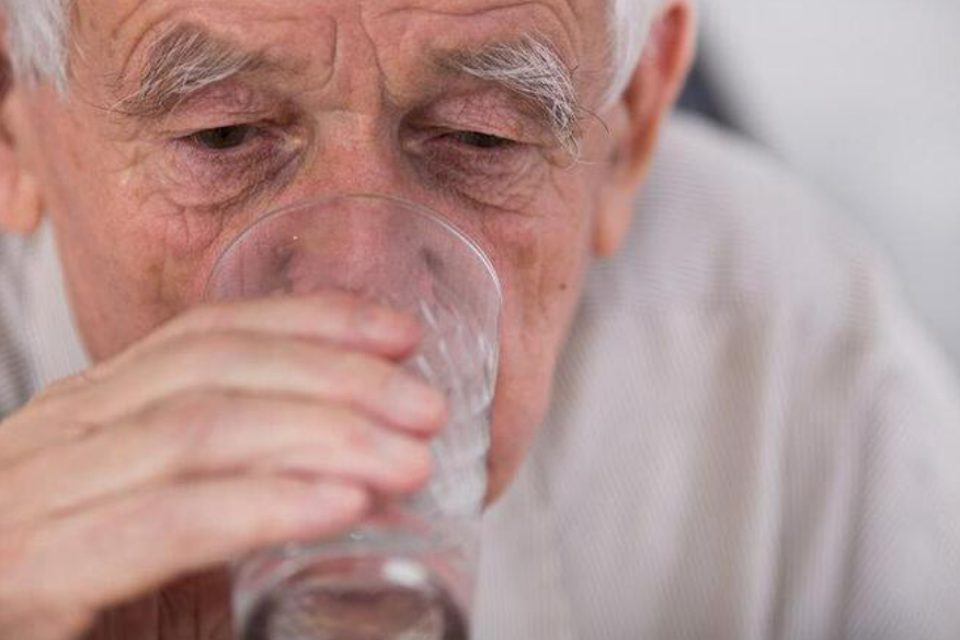 Nghiên cứu khoa học: Thói quen uống nước có liên quan tới tuổi thọ, người sống lâu thường tiêu thụ lượng nước ở mức này- Ảnh 2. Nghiên cứu khoa học: Thói quen uống nước có liên quan tới tuổi thọ, người sống lâu thường tiêu thụ lượng nước ở mức này- Ảnh 2.