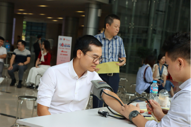 Hơn 80 đơn vị máu được cán bộ, nhân viên EVNFinance trao đi trong ngày tình nguyện quốc tế- Ảnh 2. Hơn 80 đơn vị máu được cán bộ, nhân viên EVNFinance trao đi trong ngày tình nguyện quốc tế- Ảnh 2.