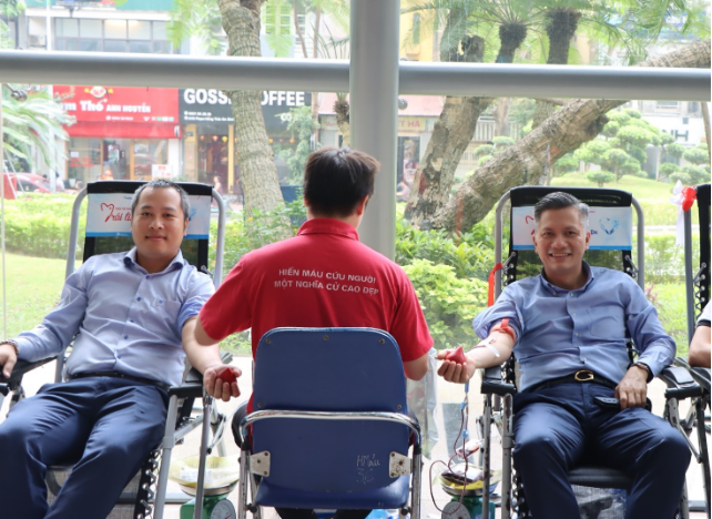 Hơn 80 đơn vị máu được cán bộ, nhân viên EVNFinance trao đi trong ngày tình nguyện quốc tế- Ảnh 3. Hơn 80 đơn vị máu được cán bộ, nhân viên EVNFinance trao đi trong ngày tình nguyện quốc tế- Ảnh 3.