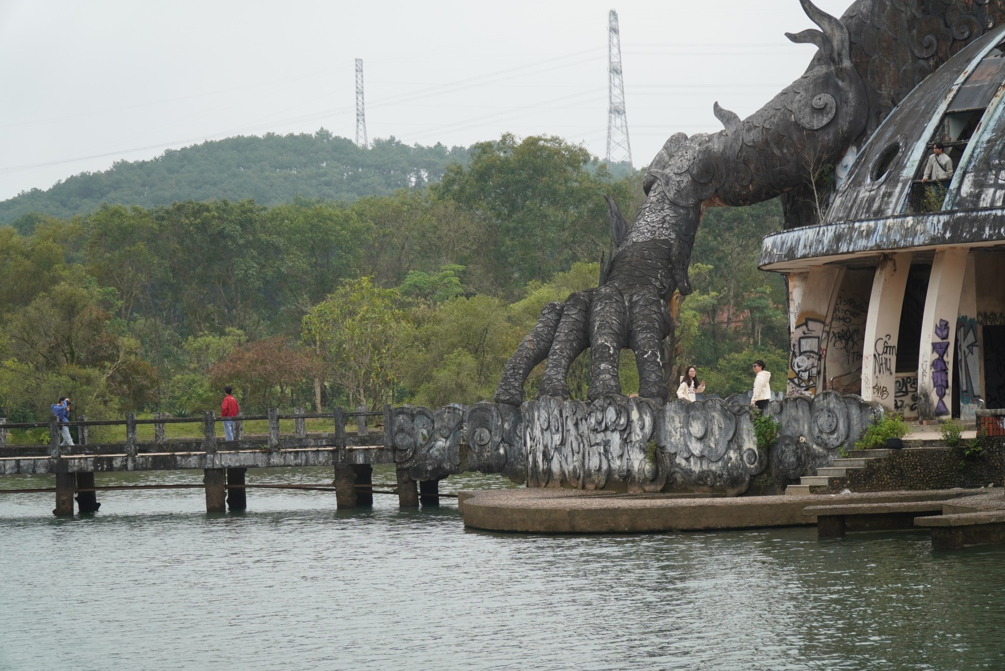 Kéo nhau lên công viên ‘kinh dị’ tại Huế ngắm rồng khổng lồ trước khi bị đập bỏ - Ảnh 14.