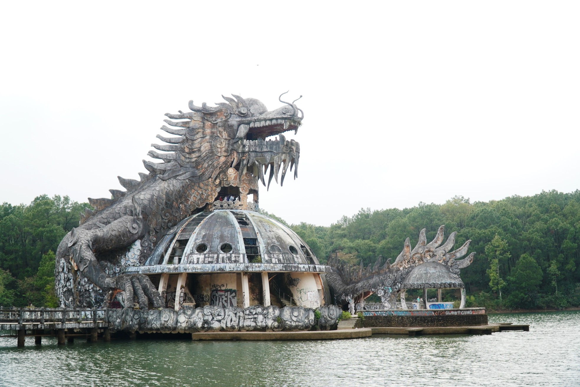 Kéo nhau lên công viên ‘kinh dị’ tại Huế ngắm rồng khổng lồ trước khi bị đập bỏ - Ảnh 15.
