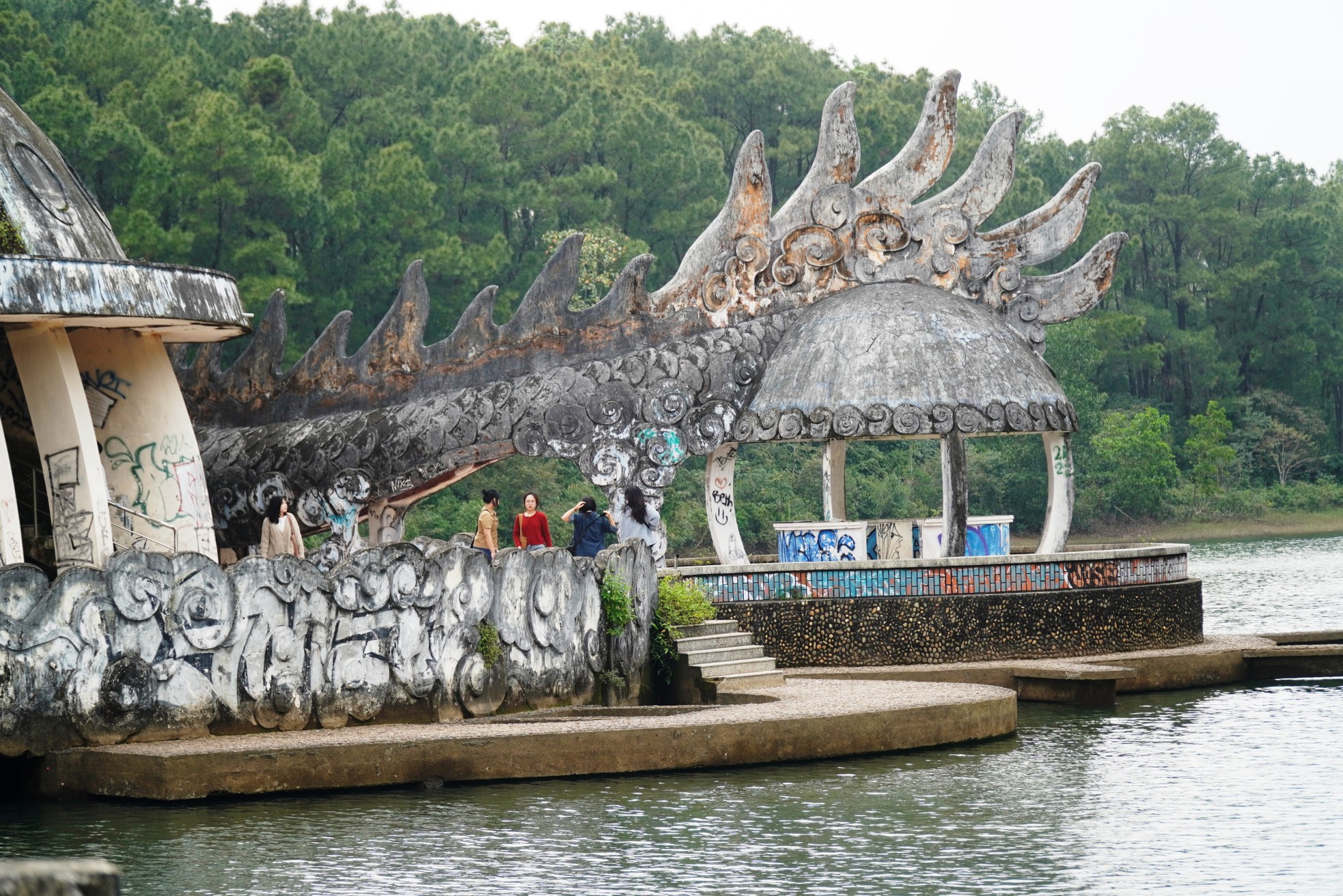 Kéo nhau lên công viên ‘kinh dị’ tại Huế ngắm rồng khổng lồ trước khi bị đập bỏ - Ảnh 18.