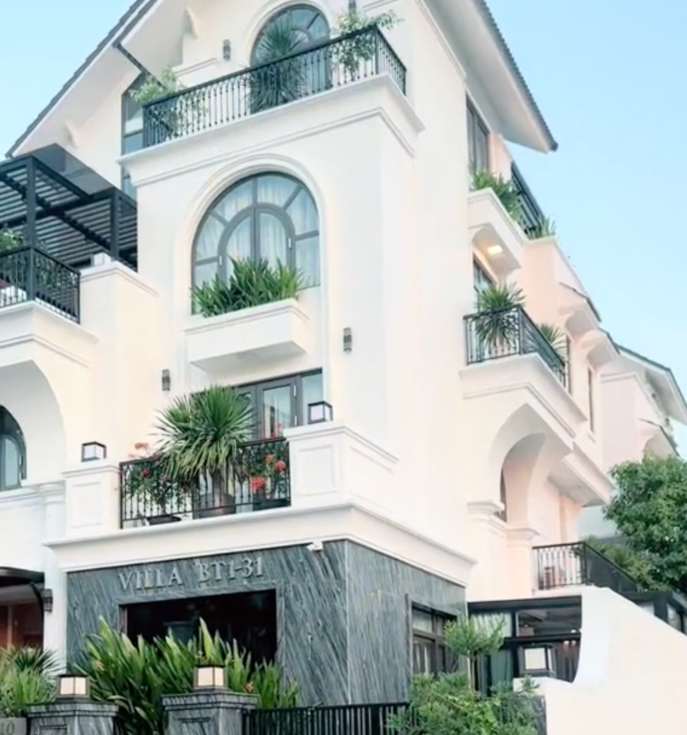 Mai Tây cùng mẹ chồng decor Tết cho căn villa trăm tỷ: Vị trí đắc địa Đảo Kim Cương, loạt nột thất giá trị khủng- Ảnh 1.