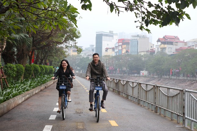 Người dân trải nghiệm tuyến đường dành riêng cho xe đạp ở Thủ đô - Ảnh 1.