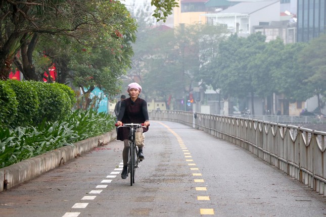 Người dân trải nghiệm tuyến đường dành riêng cho xe đạp ở Thủ đô - Ảnh 4.