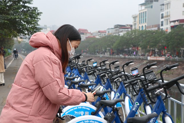 Người dân trải nghiệm tuyến đường dành riêng cho xe đạp ở Thủ đô - Ảnh 3.