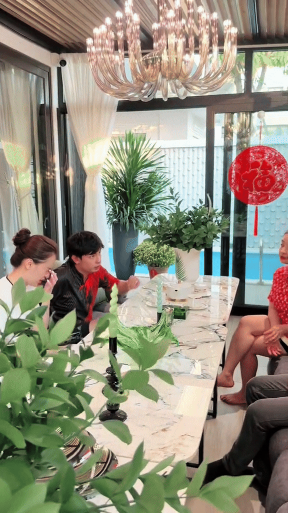 Mai Tây cùng mẹ chồng decor Tết cho căn villa trăm tỷ: Vị trí đắc địa Đảo Kim Cương, loạt nột thất giá trị khủng- Ảnh 7.