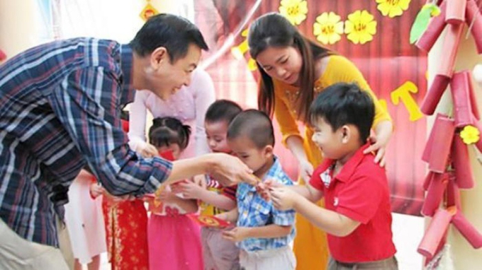 Tình huống "ngượng chín người" của nhiều ông bố bà mẹ "mùa nhận lì xì" của các con: Chê tiền ít ngay trước mặt người tặng, làm sao bây giờ? - Ảnh 1.