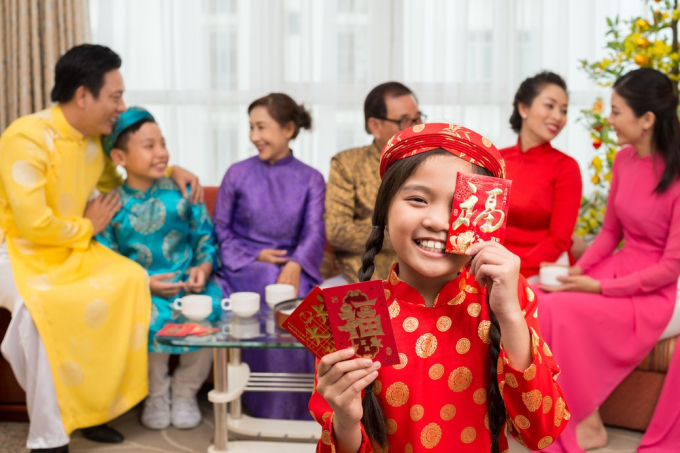 Tình huống "ngượng chín người" của nhiều ông bố bà mẹ "mùa nhận lì xì" của các con: Chê tiền ít ngay trước mặt người tặng, làm sao bây giờ? - Ảnh 2.