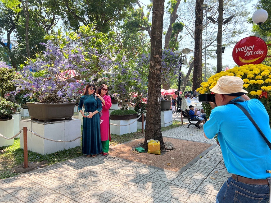 Dân Sài Gòn nhộn nhịp check-in chốn ‘kỳ hoa dị thảo’ ngày mùng 1 - Ảnh 20.