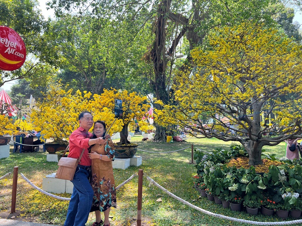Dân Sài Gòn nhộn nhịp check-in chốn ‘kỳ hoa dị thảo’ ngày mùng 1 - Ảnh 13.