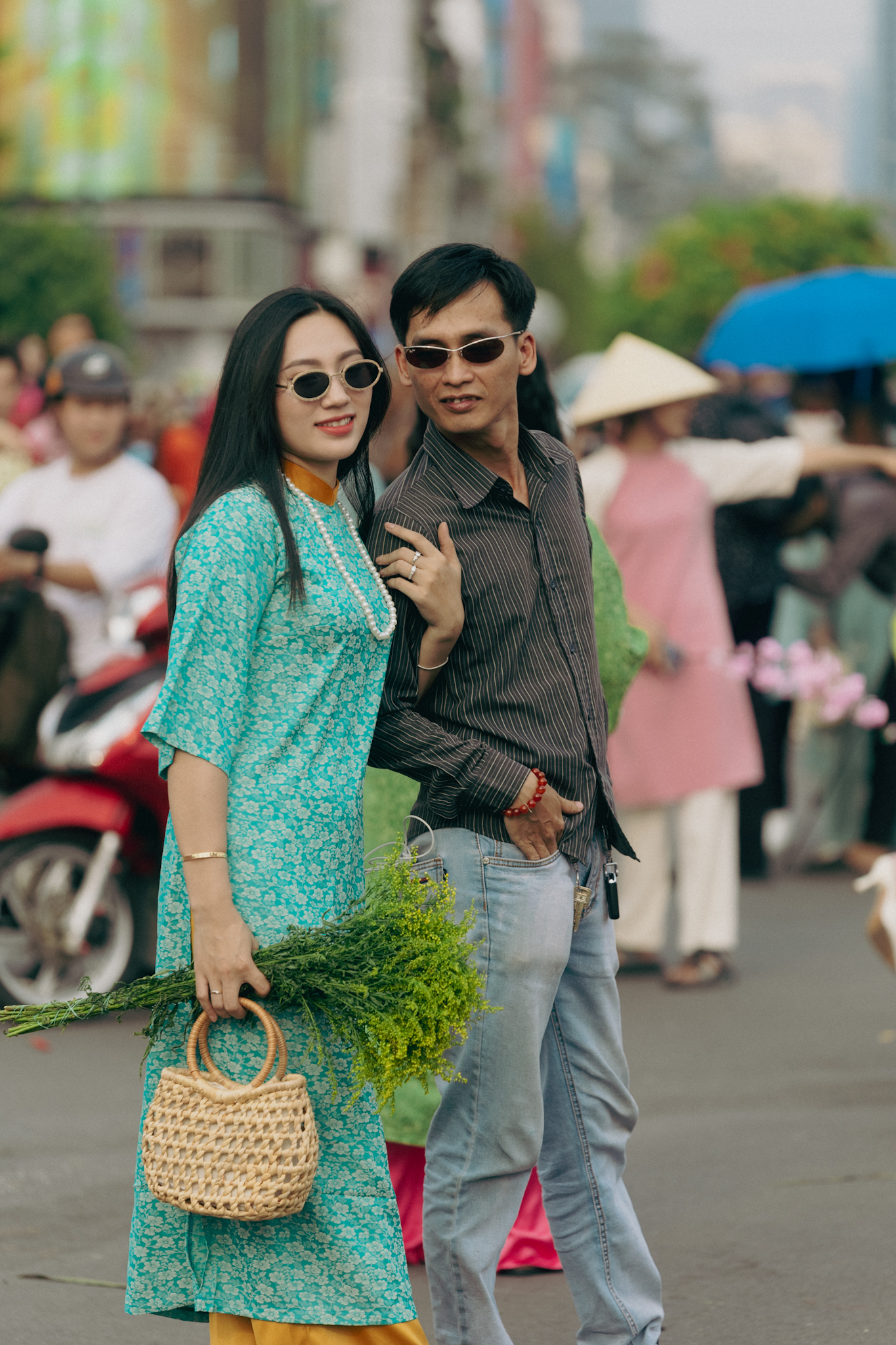 TP.HCM ngày 30 Tết: Giới trẻ tranh thủ xuống phố chụp hình áo dài, khắp nơi đều là "mợ hai, cô ba" xinh xắn- Ảnh 33. TP.HCM ngày 30 Tết: Giới trẻ tranh thủ xuống phố chụp hình áo dài, khắp nơi đều là "mợ hai, cô ba" xinh xắn- Ảnh 33.