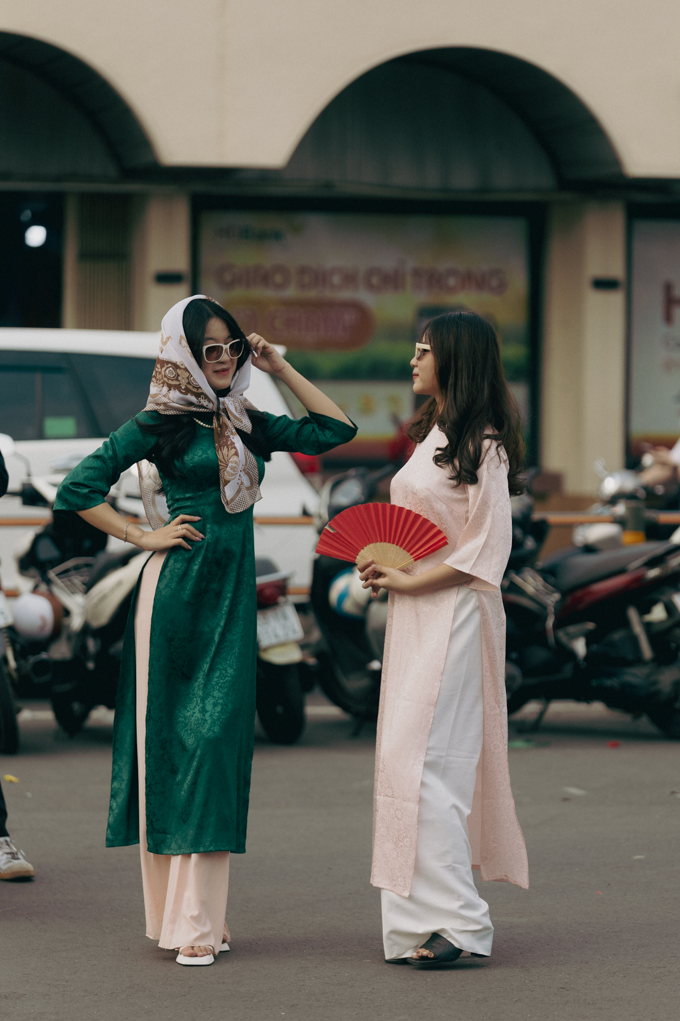 TP.HCM ngày 30 Tết: Giới trẻ tranh thủ xuống phố chụp hình áo dài, khắp nơi đều là "mợ hai, cô ba" xinh xắn- Ảnh 7. TP.HCM ngày 30 Tết: Giới trẻ tranh thủ xuống phố chụp hình áo dài, khắp nơi đều là "mợ hai, cô ba" xinh xắn- Ảnh 7.