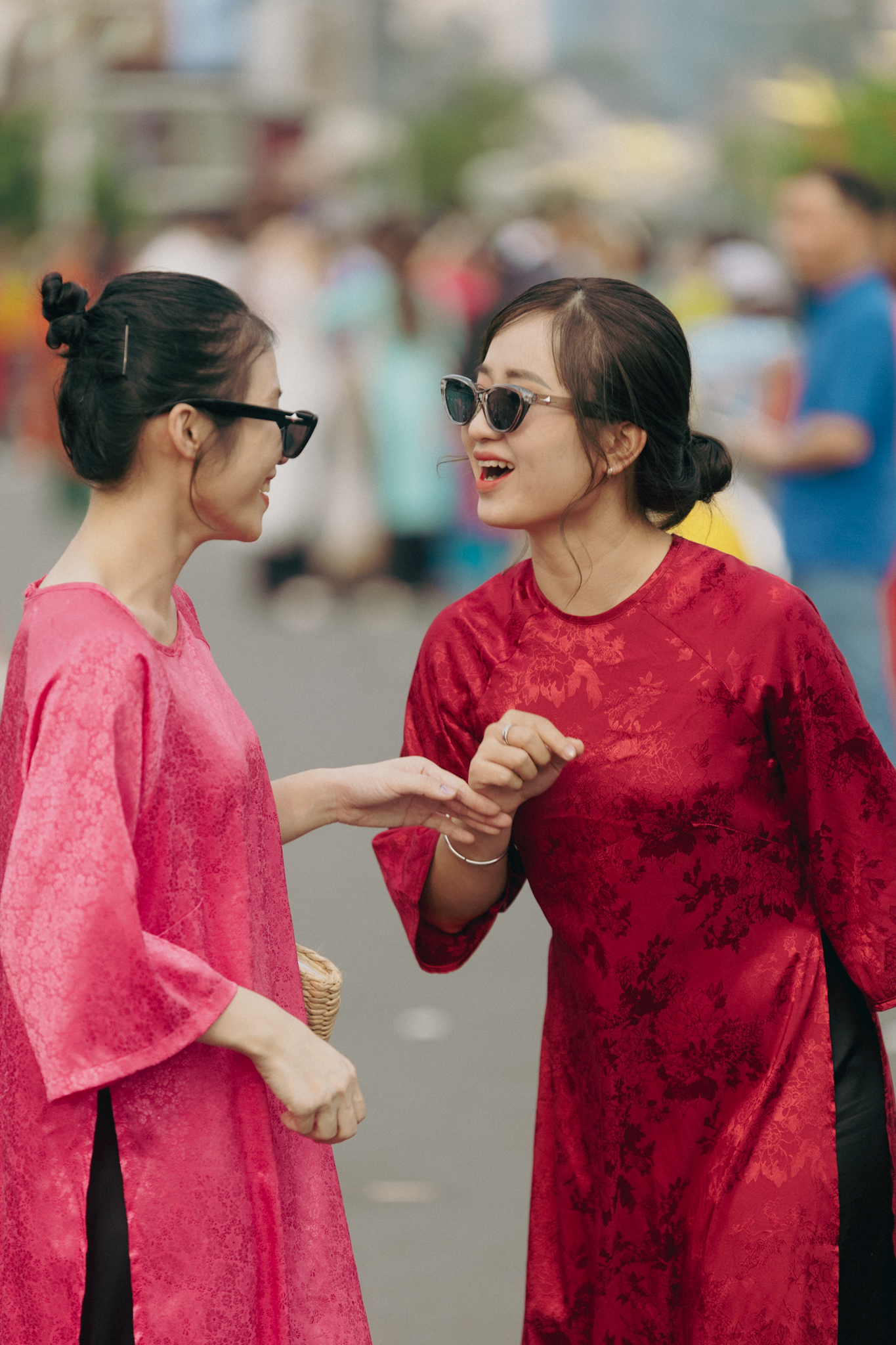 TP.HCM ngày 30 Tết: Giới trẻ tranh thủ xuống phố chụp hình áo dài, khắp nơi đều là "mợ hai, cô ba" xinh xắn- Ảnh 5. TP.HCM ngày 30 Tết: Giới trẻ tranh thủ xuống phố chụp hình áo dài, khắp nơi đều là "mợ hai, cô ba" xinh xắn- Ảnh 5.