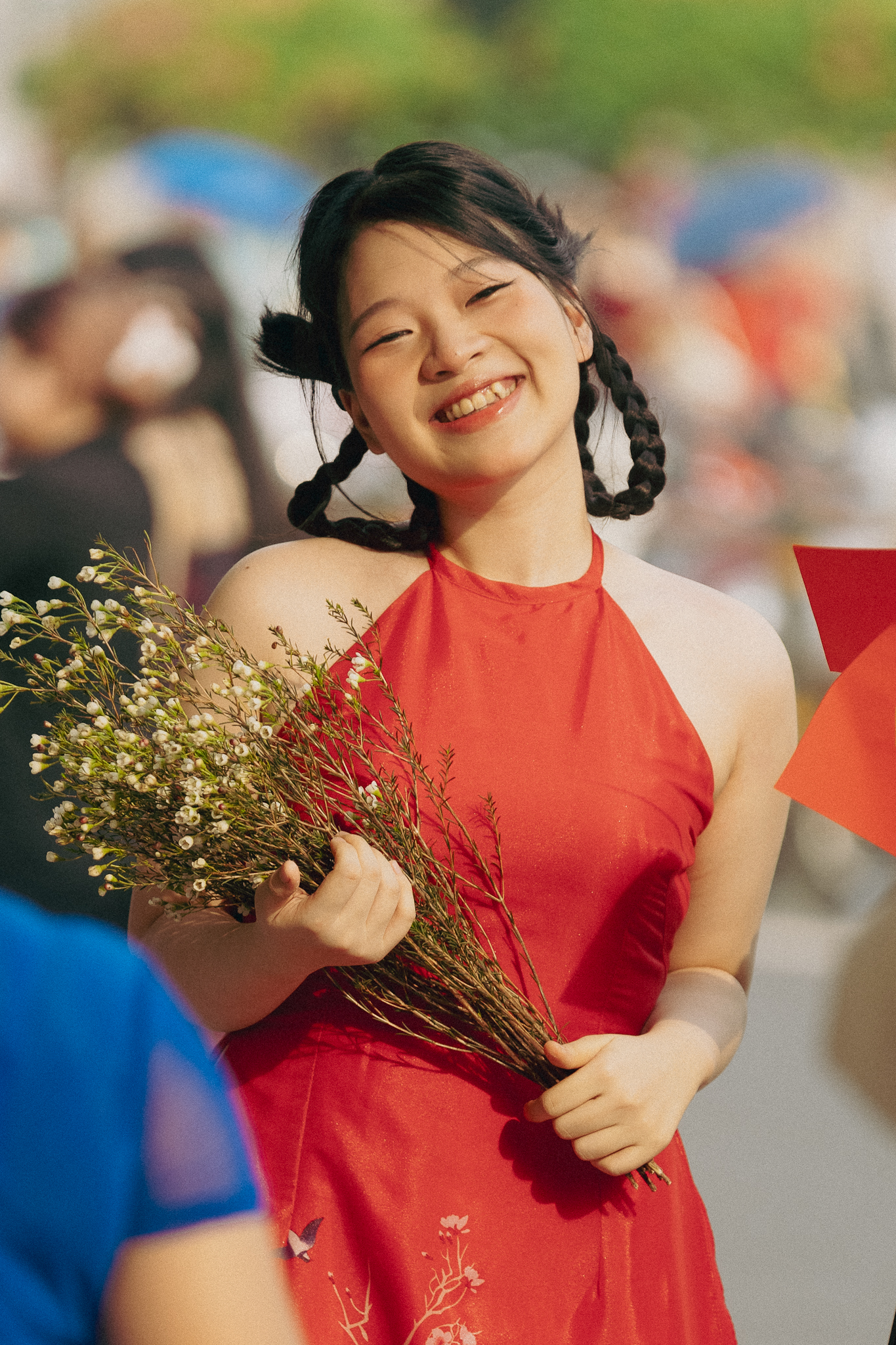 TP.HCM ngày 30 Tết: Giới trẻ tranh thủ xuống phố chụp hình áo dài, khắp nơi đều là "mợ hai, cô ba" xinh xắn- Ảnh 28. TP.HCM ngày 30 Tết: Giới trẻ tranh thủ xuống phố chụp hình áo dài, khắp nơi đều là "mợ hai, cô ba" xinh xắn- Ảnh 28.