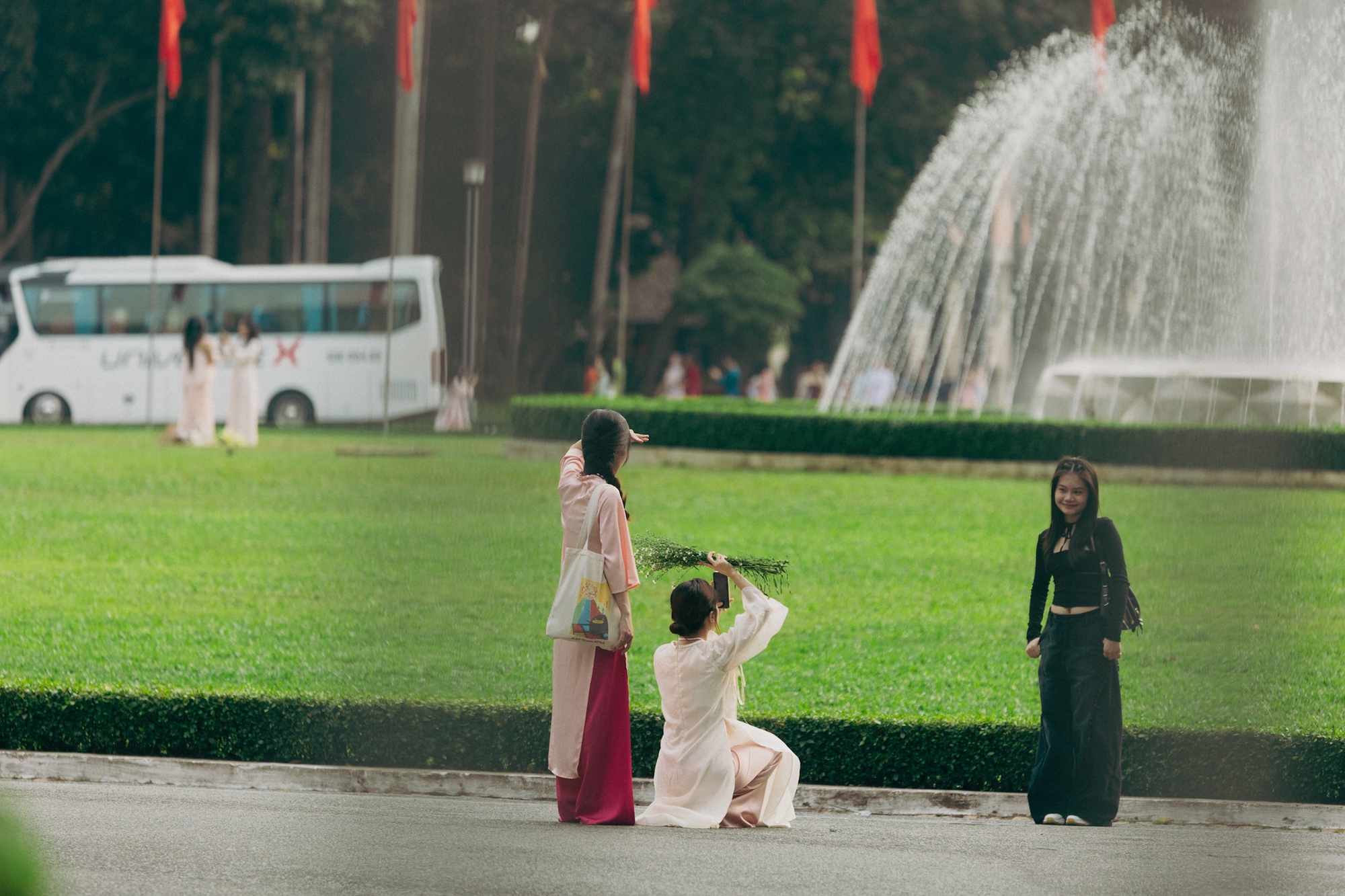 TP.HCM ngày 30 Tết: Giới trẻ tranh thủ xuống phố chụp hình áo dài, khắp nơi đều là "mợ hai, cô ba" xinh xắn- Ảnh 26. TP.HCM ngày 30 Tết: Giới trẻ tranh thủ xuống phố chụp hình áo dài, khắp nơi đều là "mợ hai, cô ba" xinh xắn- Ảnh 26.