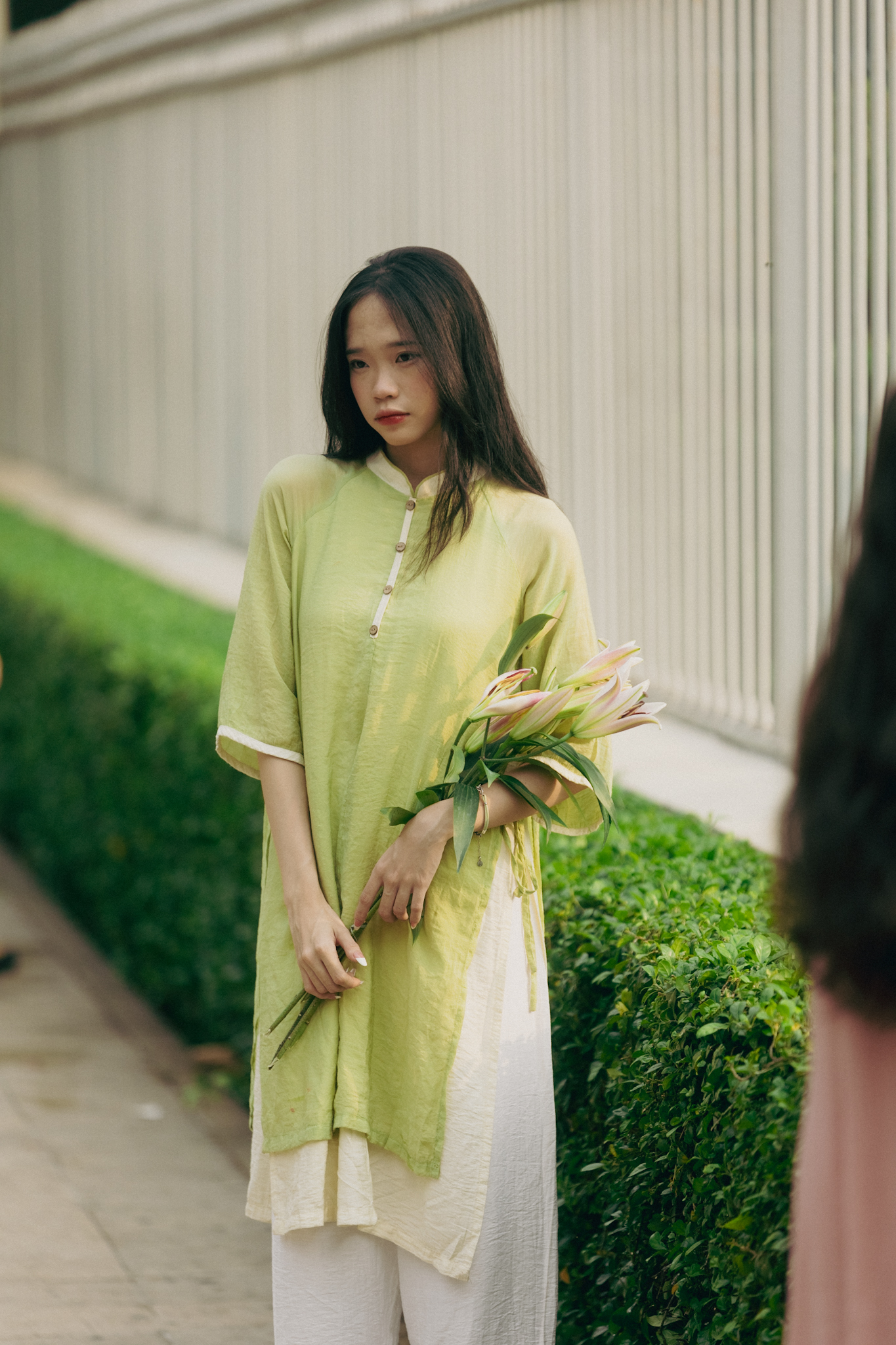 TP.HCM ngày 30 Tết: Giới trẻ tranh thủ xuống phố chụp hình áo dài, khắp nơi đều là "mợ hai, cô ba" xinh xắn- Ảnh 29. TP.HCM ngày 30 Tết: Giới trẻ tranh thủ xuống phố chụp hình áo dài, khắp nơi đều là "mợ hai, cô ba" xinh xắn- Ảnh 29.