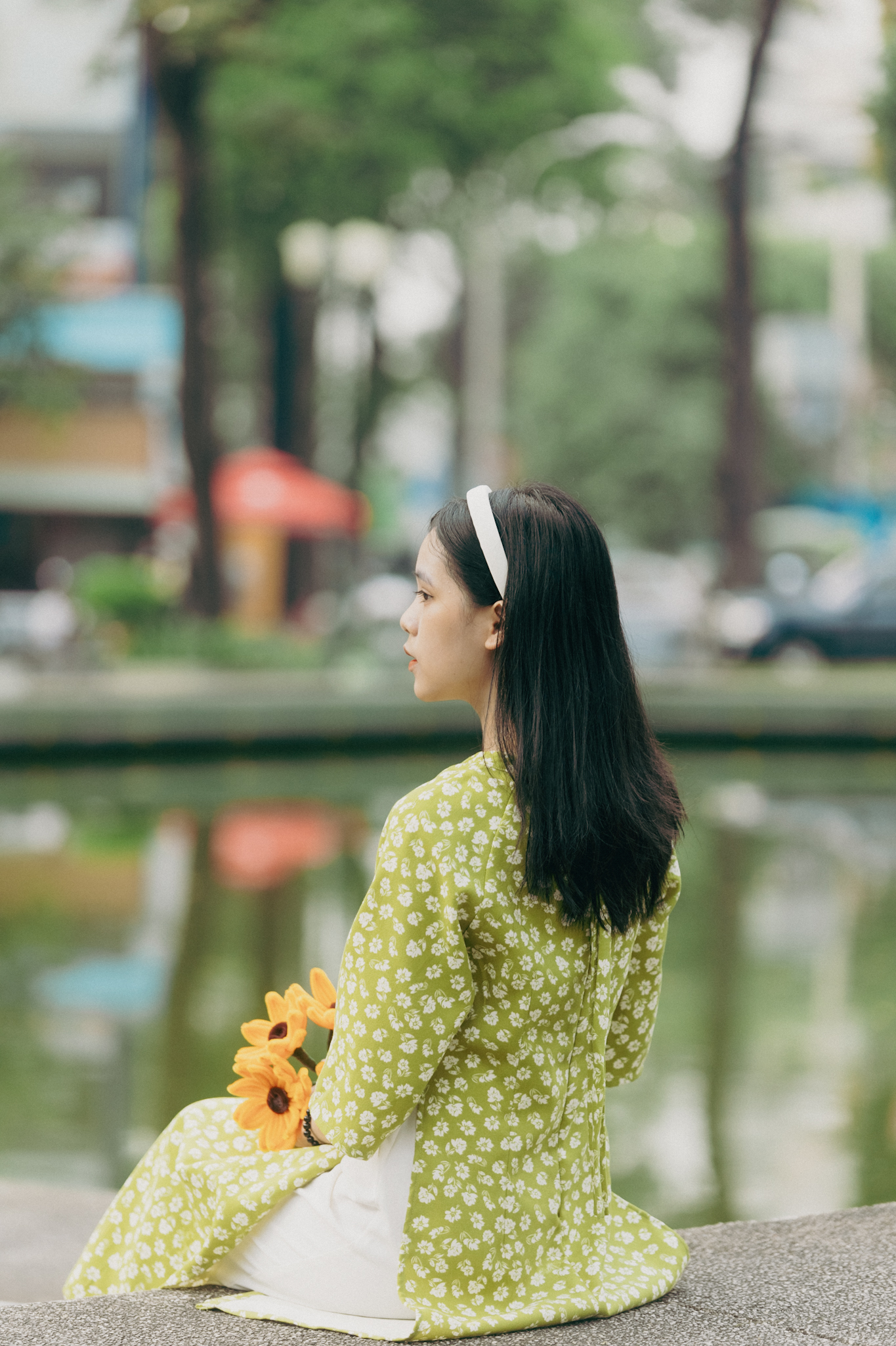 TP.HCM ngày 30 Tết: Giới trẻ tranh thủ xuống phố chụp hình áo dài, khắp nơi đều là "mợ hai, cô ba" xinh xắn- Ảnh 21. TP.HCM ngày 30 Tết: Giới trẻ tranh thủ xuống phố chụp hình áo dài, khắp nơi đều là "mợ hai, cô ba" xinh xắn- Ảnh 21.