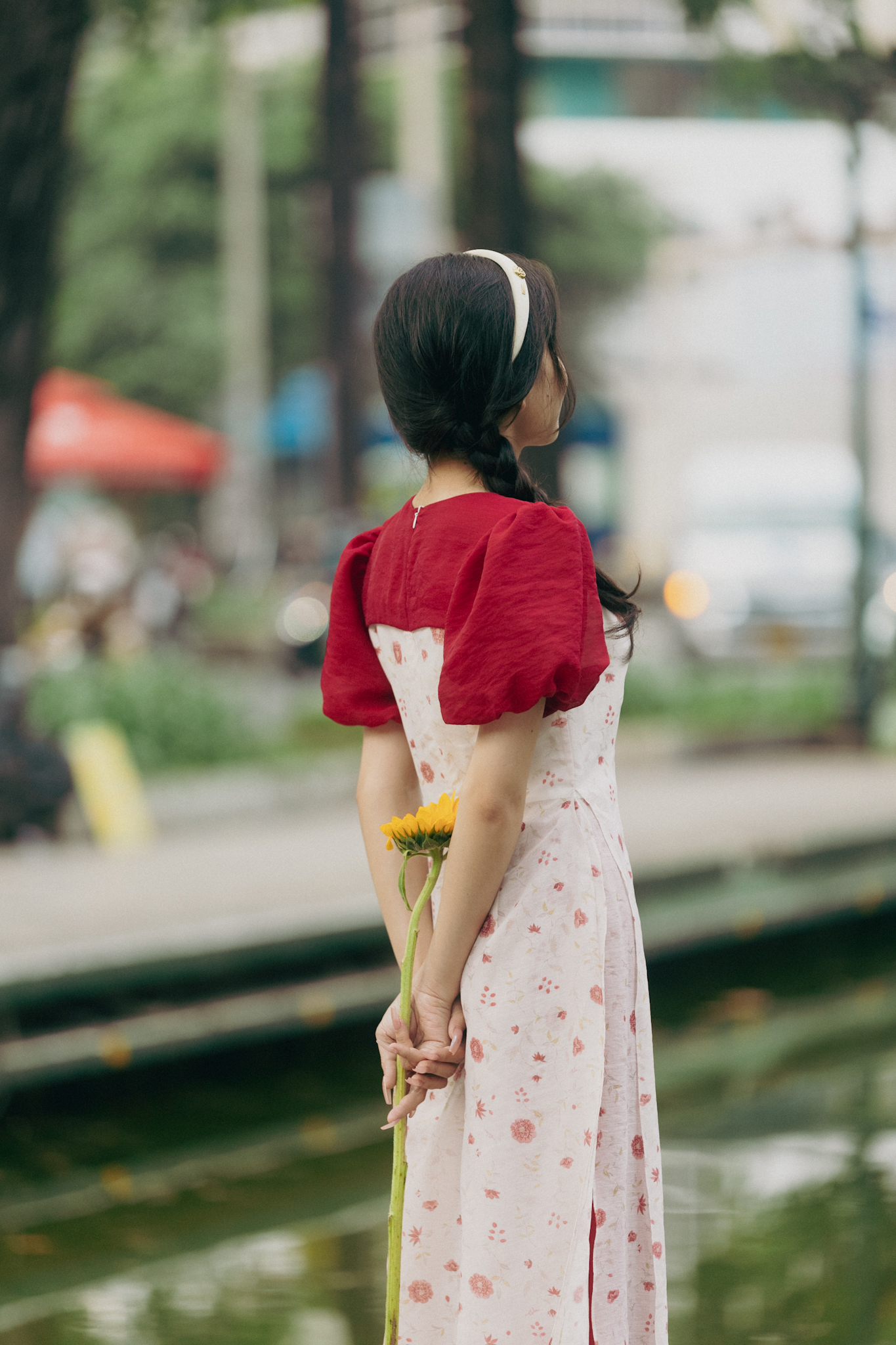 TP.HCM ngày 30 Tết: Giới trẻ tranh thủ xuống phố chụp hình áo dài, khắp nơi đều là "mợ hai, cô ba" xinh xắn- Ảnh 30. TP.HCM ngày 30 Tết: Giới trẻ tranh thủ xuống phố chụp hình áo dài, khắp nơi đều là "mợ hai, cô ba" xinh xắn- Ảnh 30.