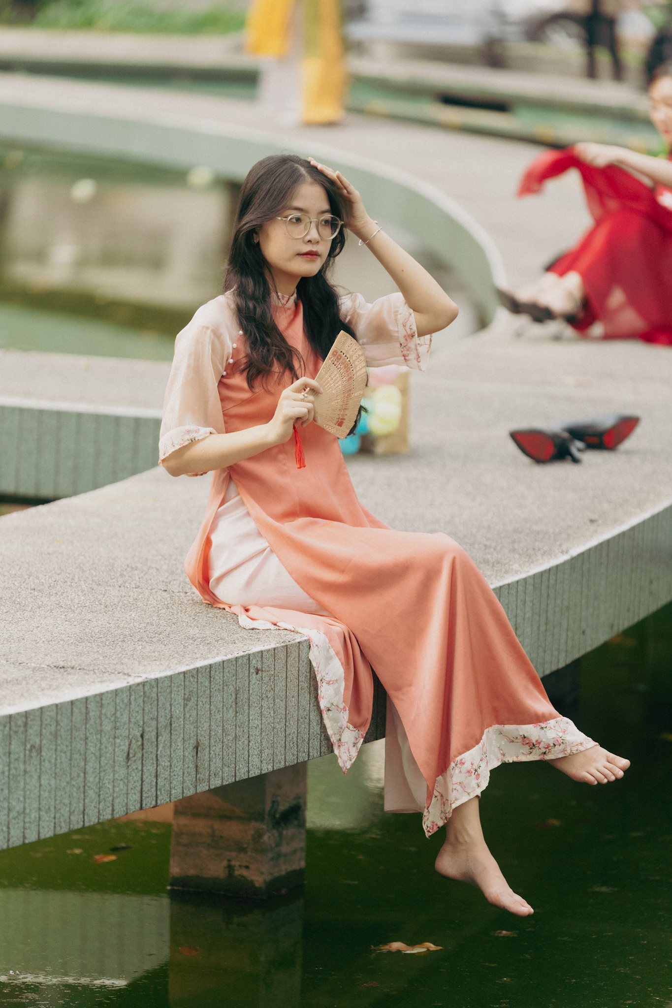 TP.HCM ngày 30 Tết: Giới trẻ tranh thủ xuống phố chụp hình áo dài, khắp nơi đều là "mợ hai, cô ba" xinh xắn- Ảnh 20. TP.HCM ngày 30 Tết: Giới trẻ tranh thủ xuống phố chụp hình áo dài, khắp nơi đều là "mợ hai, cô ba" xinh xắn- Ảnh 20.