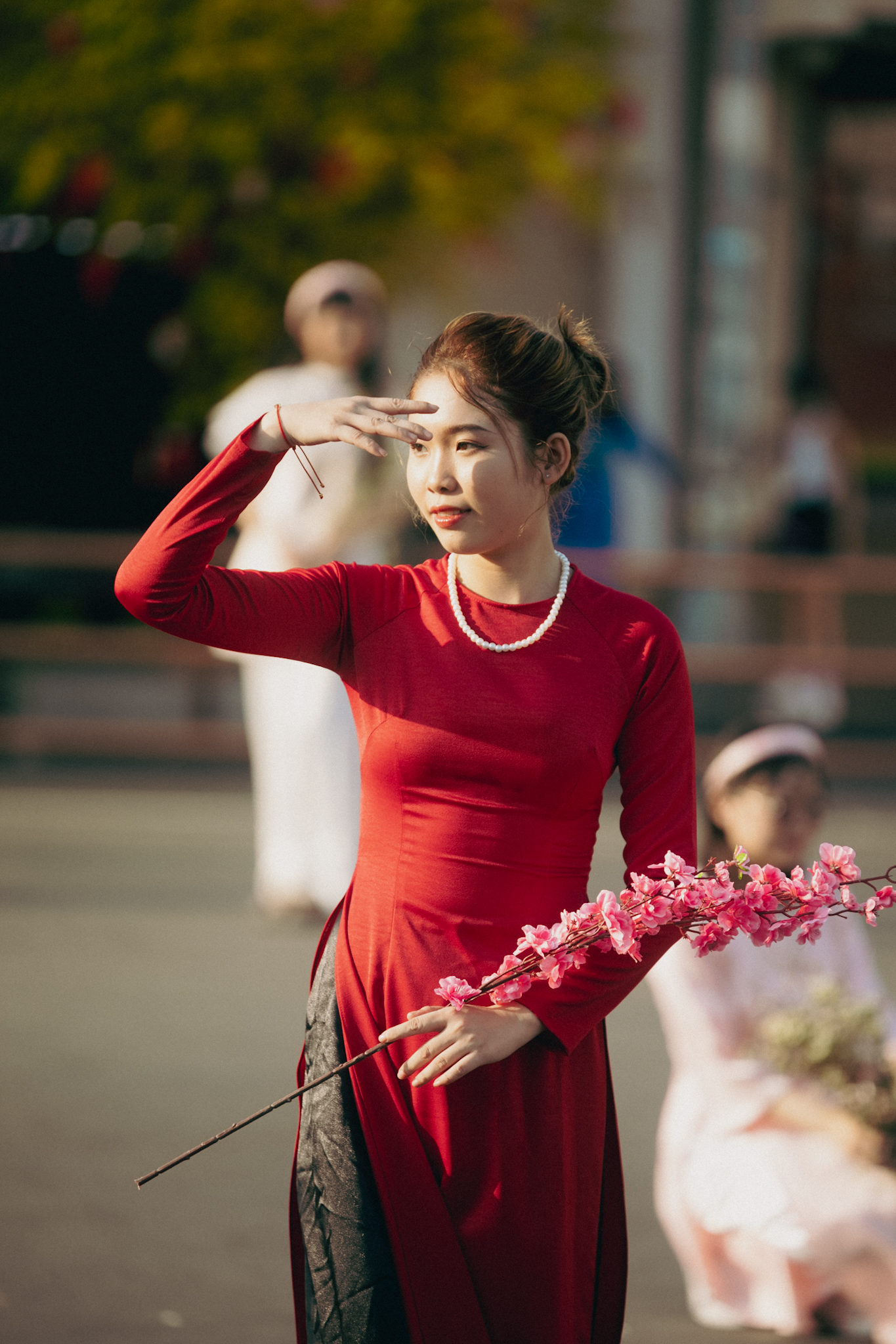 TP.HCM ngày 30 Tết: Giới trẻ tranh thủ xuống phố chụp hình áo dài, khắp nơi đều là "mợ hai, cô ba" xinh xắn- Ảnh 15. TP.HCM ngày 30 Tết: Giới trẻ tranh thủ xuống phố chụp hình áo dài, khắp nơi đều là "mợ hai, cô ba" xinh xắn- Ảnh 15.