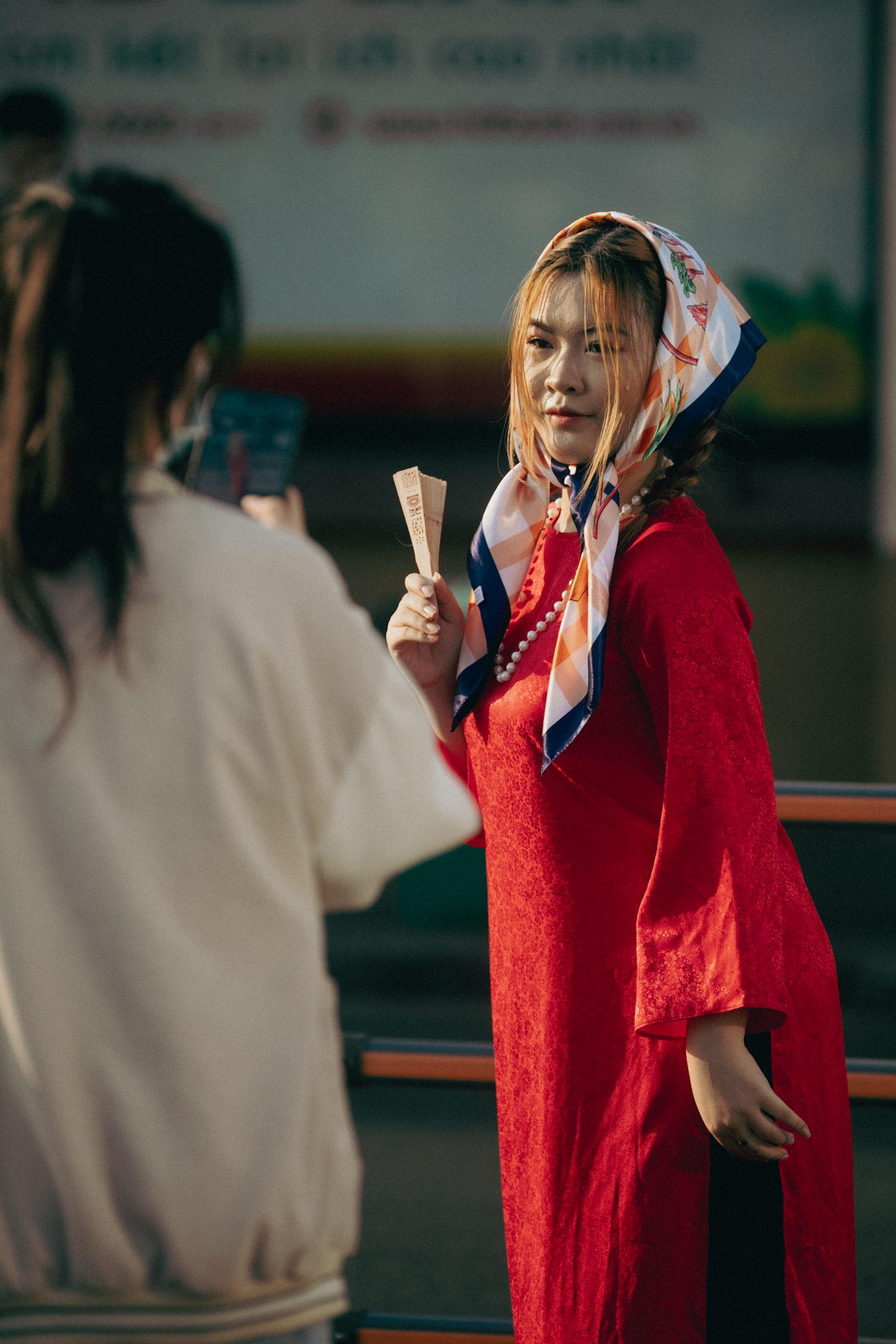 TP.HCM ngày 30 Tết: Giới trẻ tranh thủ xuống phố chụp hình áo dài, khắp nơi đều là "mợ hai, cô ba" xinh xắn- Ảnh 16. TP.HCM ngày 30 Tết: Giới trẻ tranh thủ xuống phố chụp hình áo dài, khắp nơi đều là "mợ hai, cô ba" xinh xắn- Ảnh 16.
