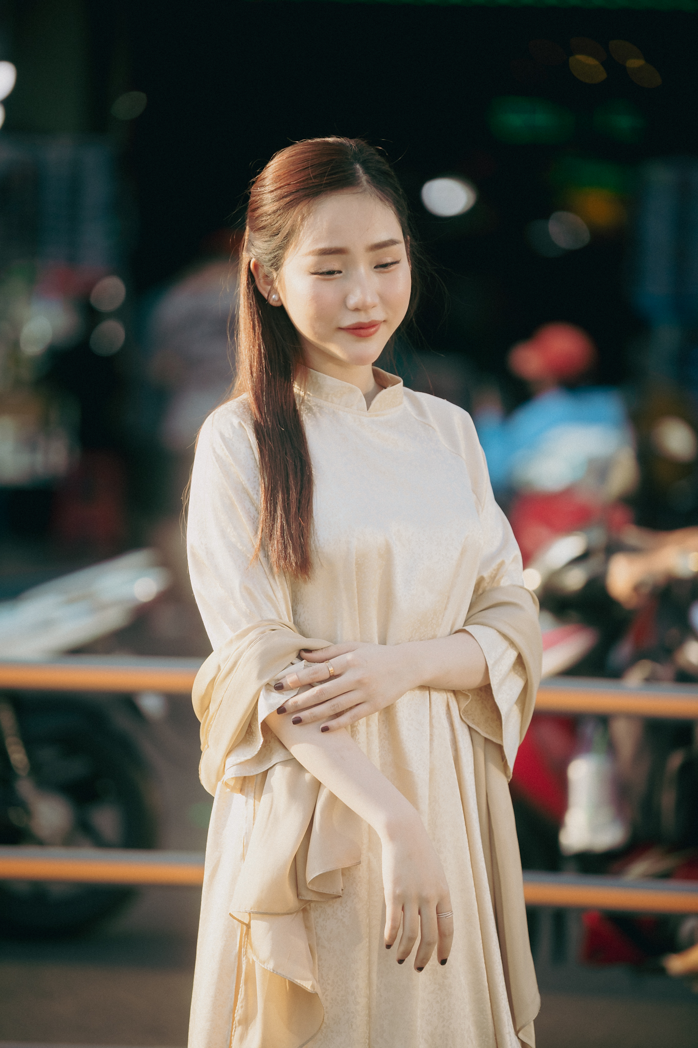 TP.HCM ngày 30 Tết: Giới trẻ tranh thủ xuống phố chụp hình áo dài, khắp nơi đều là "mợ hai, cô ba" xinh xắn- Ảnh 14. TP.HCM ngày 30 Tết: Giới trẻ tranh thủ xuống phố chụp hình áo dài, khắp nơi đều là "mợ hai, cô ba" xinh xắn- Ảnh 14.