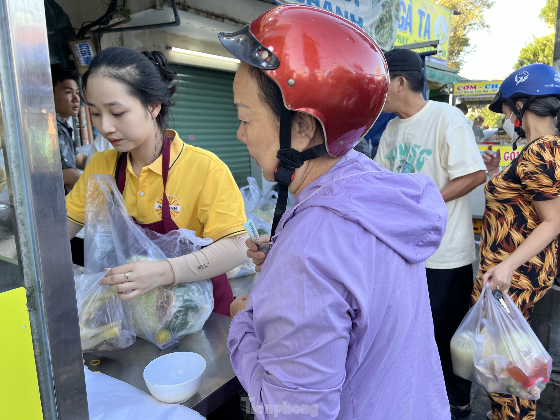 Người dân TPHCM xếp hàng dài chờ mua gà cúng mùng 3 Tết - Ảnh 9.