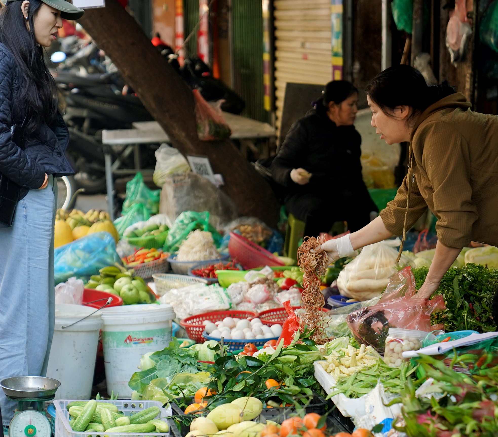 Rau xanh hút khách ở chợ 'nhà giàu' ngày mùng 3 Tết
