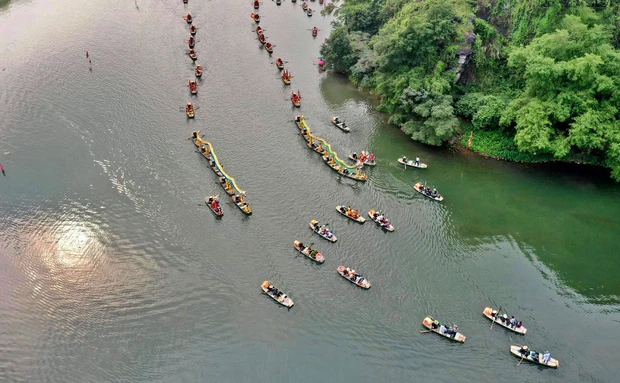 Tràng An (Ninh Bình) đông kín du khách trong ngày mùng 3 Tết, nhiều người định đi nhưng nhìn cảnh này lại "rén" - Ảnh 2. Tràng An (Ninh Bình) đông kín du khách trong ngày mùng 3 Tết, nhiều người định đi nhưng nhìn cảnh này lại "rén" - Ảnh 2.