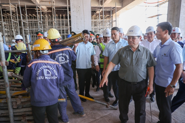 Thủ tướng: Phấn đấu hoàn thành ga T3 Tân Sơn Nhất đúng dịp 50 năm giải phóng miền Nam - Ảnh 3. Thủ tướng: Phấn đấu hoàn thành ga T3 Tân Sơn Nhất đúng dịp 50 năm giải phóng miền Nam - Ảnh 3.