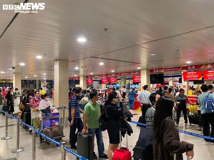 Sân bay Tân Sơn Nhất đón lượng khách chạm 'đỉnh' dịp Tết Nguyên đán - Ảnh 1.