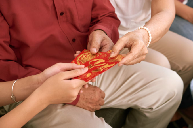 Kiểm phong bao lì xì của con, chồng thốt lên một câu bộc lộ sự xấu tính đến tột đỉnh - Ảnh 1. Kiểm phong bao lì xì của con, chồng thốt lên một câu bộc lộ sự xấu tính đến tột đỉnh - Ảnh 1.
