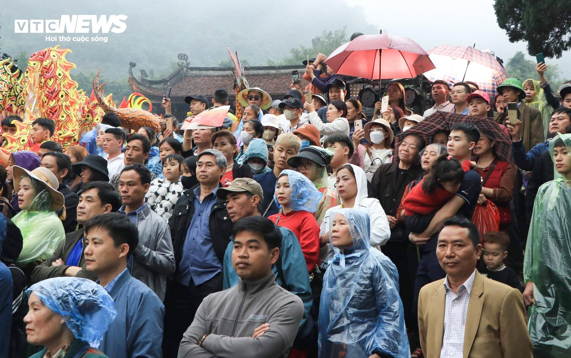 Khách hành hương đội mưa 'hứng lộc' trong ngày khai hội chùa Hương - Ảnh 5.
