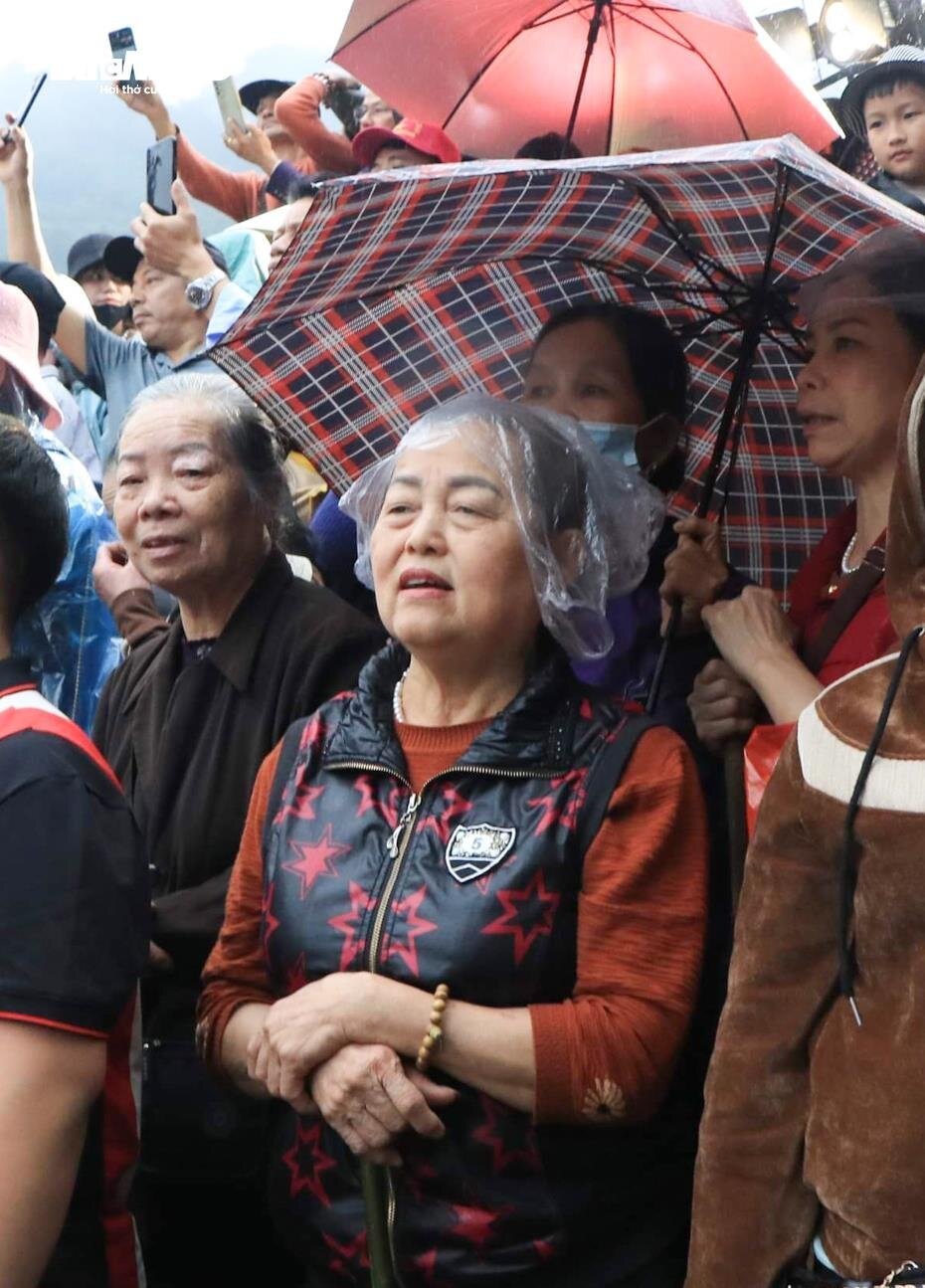 Khách hành hương đội mưa 'hứng lộc' trong ngày khai hội chùa Hương - Ảnh 4.
