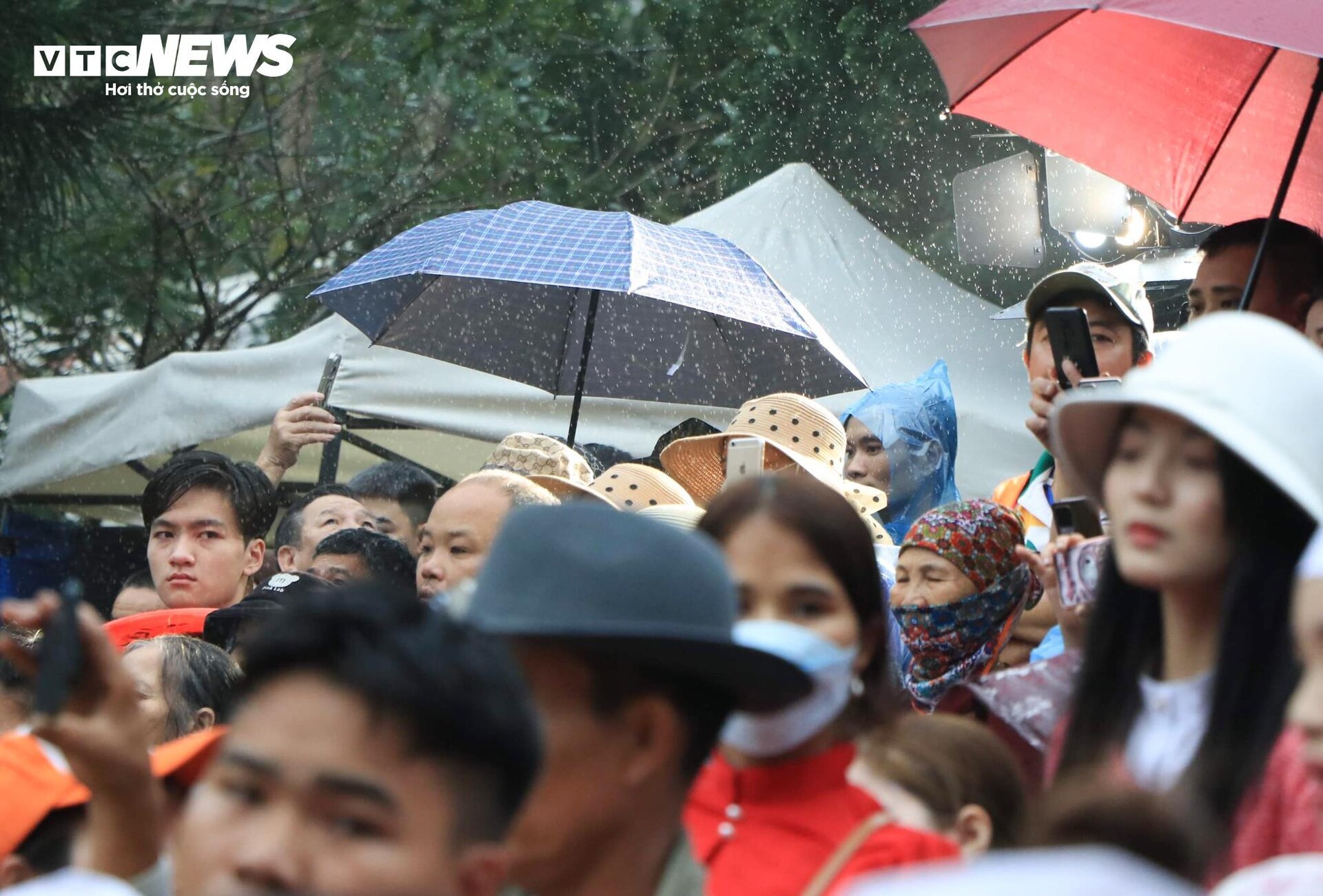 Khách hành hương đội mưa 'hứng lộc' trong ngày khai hội chùa Hương - Ảnh 2.
