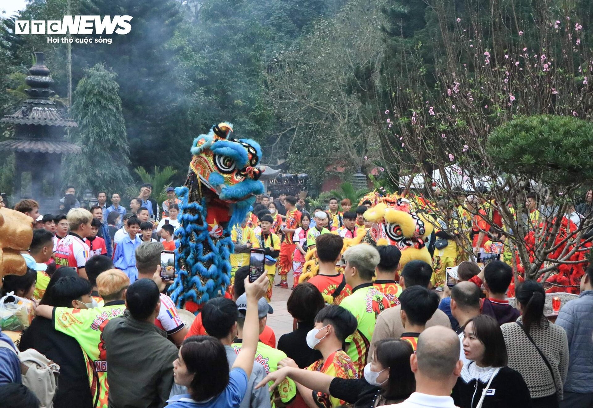 Khách hành hương đội mưa 'hứng lộc' trong ngày khai hội chùa Hương - Ảnh 1.