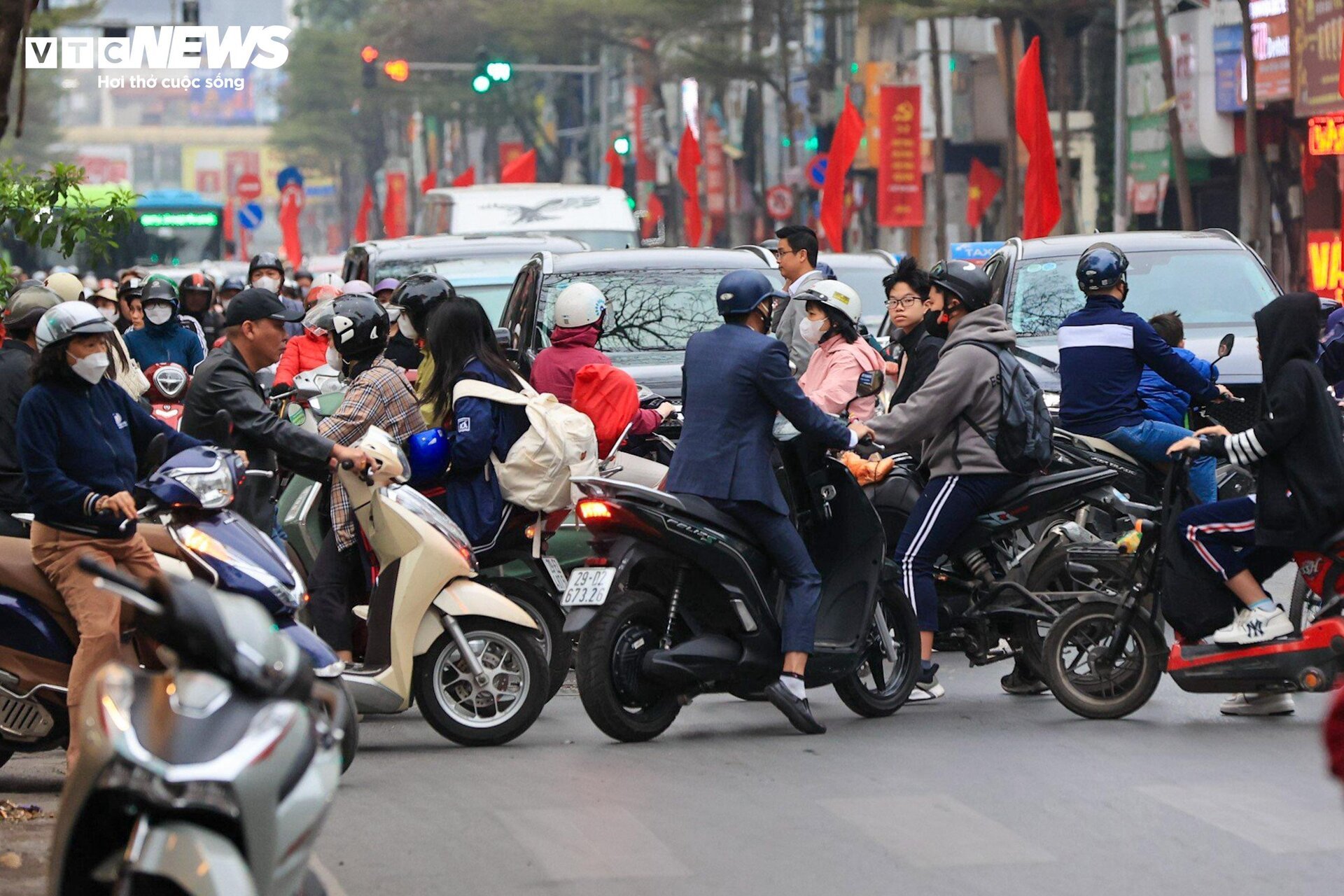 Dòng xe cộ ken đặc phố phường Hà Nội ngày đầu đi làm sau kỳ nghỉ Tết - Ảnh 9.