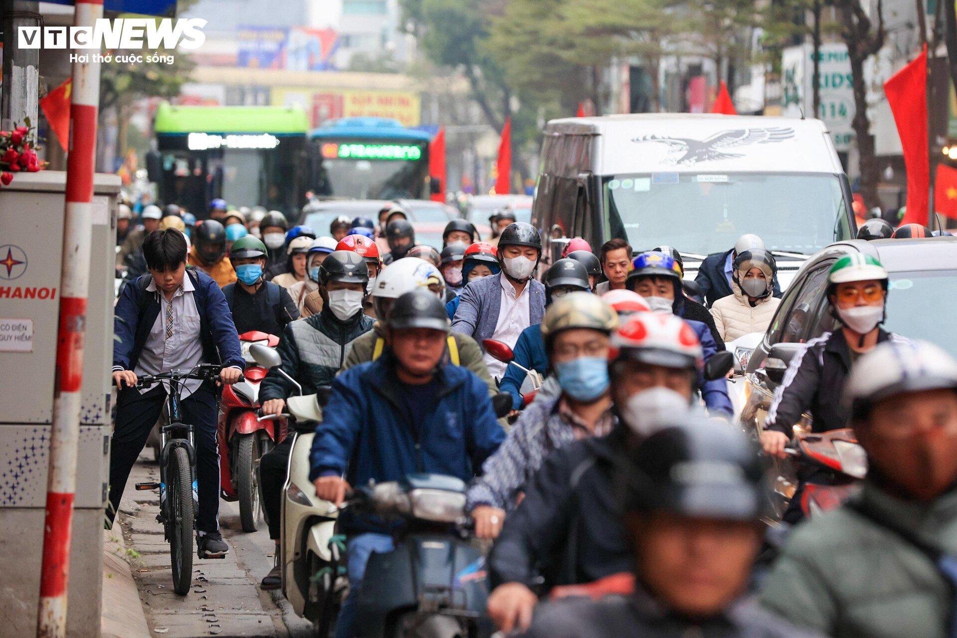 Dòng xe cộ ken đặc phố phường Hà Nội ngày đầu đi làm sau kỳ nghỉ Tết - Ảnh 6.
