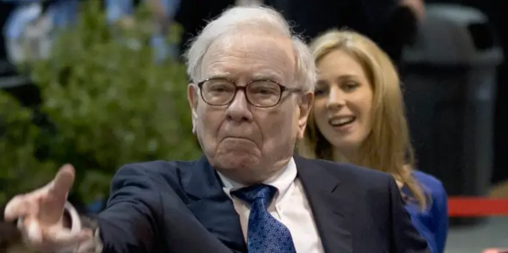 Công ty của huyền thoại Warren Buffett cắt giảm cố phiếu ‘con cưng’ Apple, giữ bí mật một khoản đầu tư - Ảnh 1.