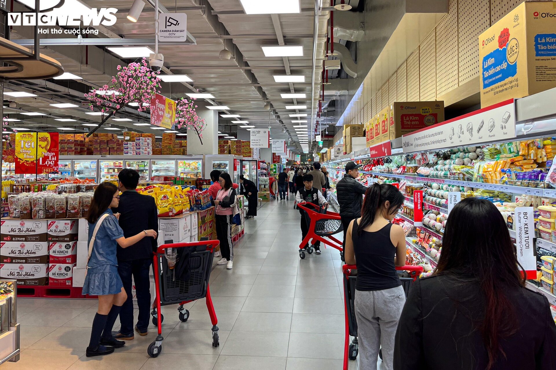 Hàng hóa đầy ắp siêu thị sau kỳ nghỉ Tết Giáp Thìn 2024 - Ảnh 2.