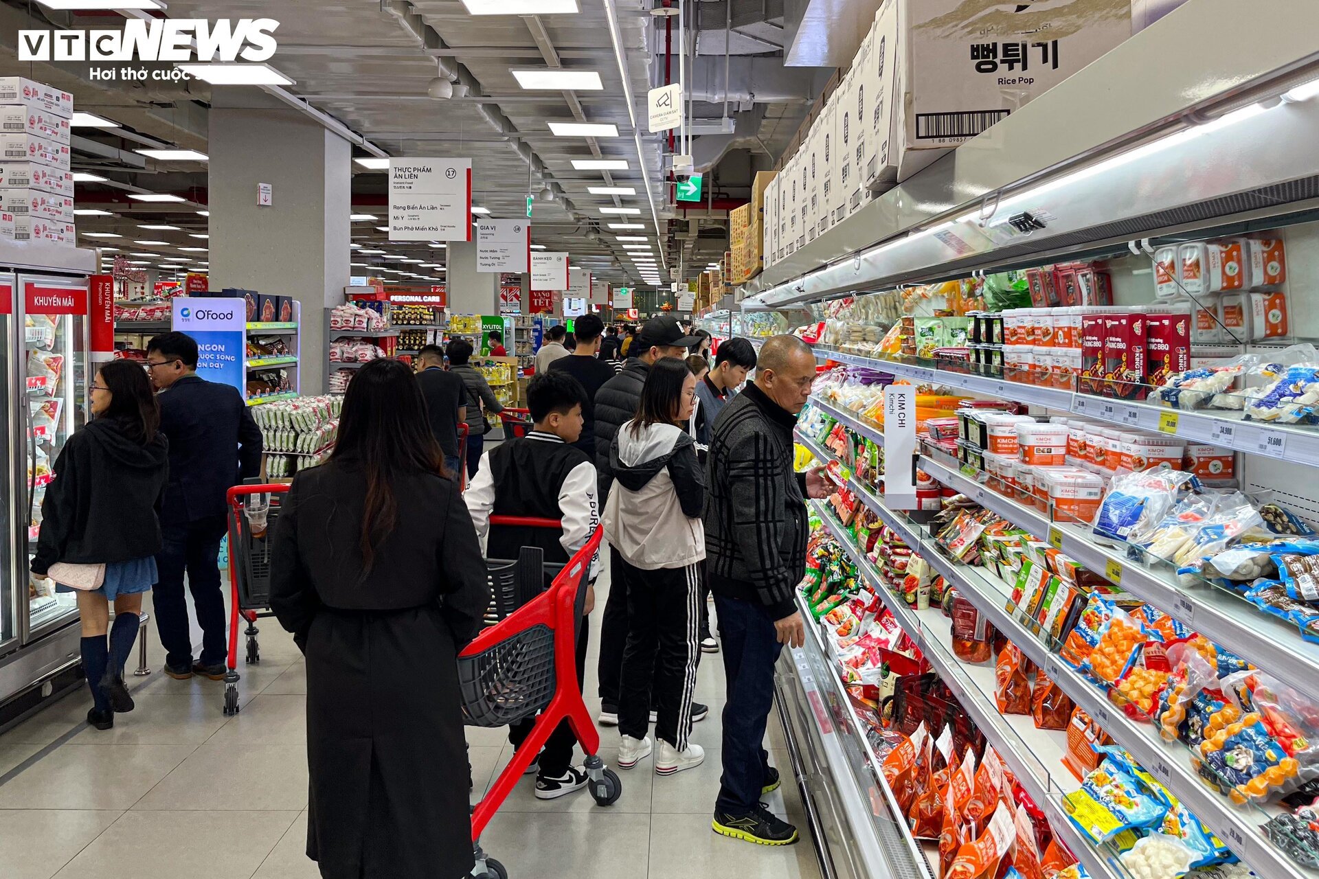 Hàng hóa đầy ắp siêu thị sau kỳ nghỉ Tết Giáp Thìn 2024 - Ảnh 12.