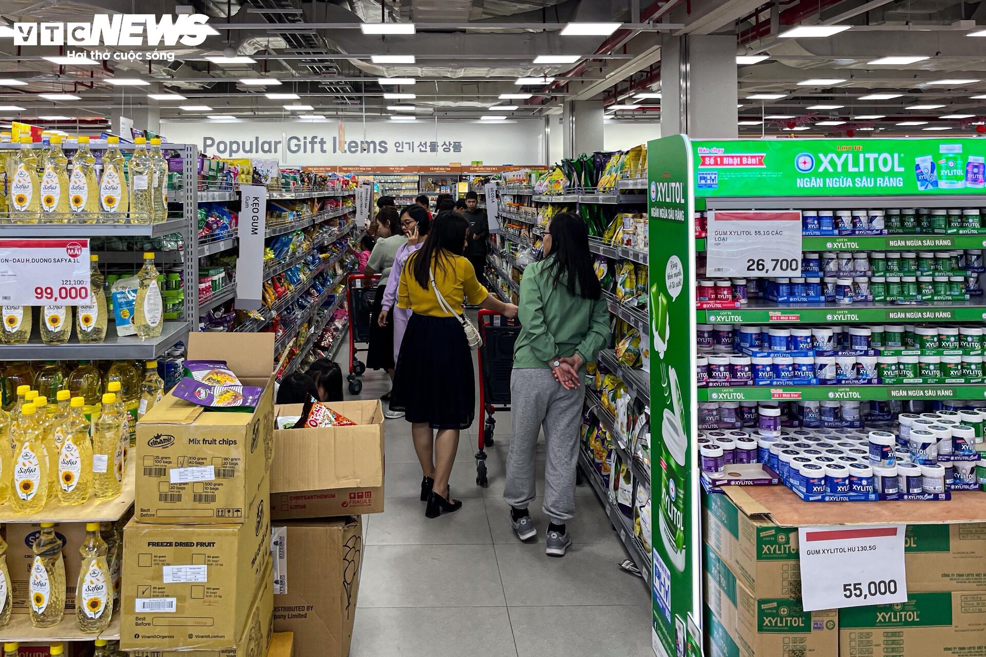 Hàng hóa đầy ắp siêu thị sau kỳ nghỉ Tết Giáp Thìn 2024 - Ảnh 3.