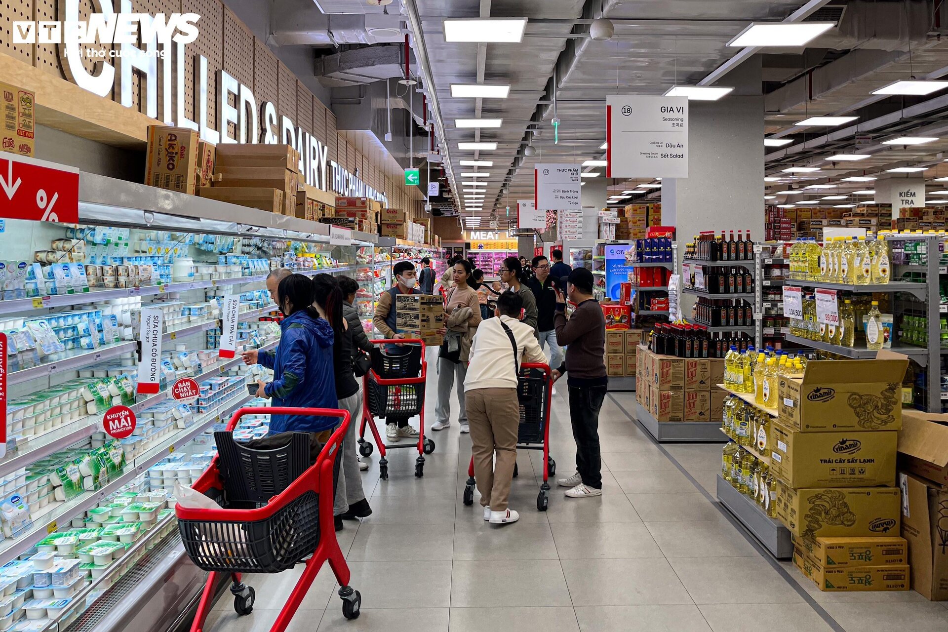 Hàng hóa đầy ắp siêu thị sau kỳ nghỉ Tết Giáp Thìn 2024 - Ảnh 13.