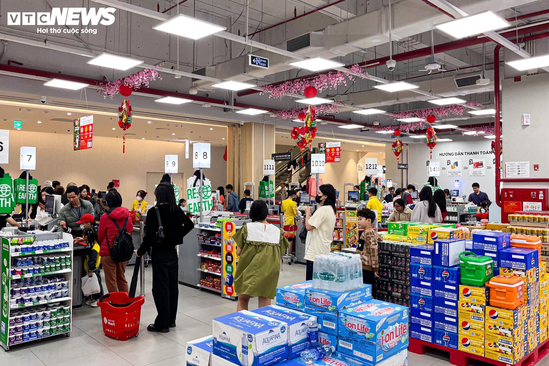 Hàng hóa đầy ắp siêu thị sau kỳ nghỉ Tết Giáp Thìn 2024 - Ảnh 18.