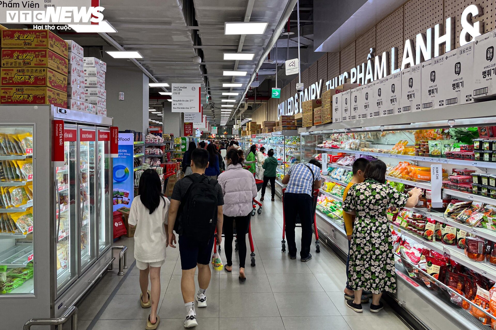 Hàng hóa đầy ắp siêu thị sau kỳ nghỉ Tết Giáp Thìn 2024 - Ảnh 1.