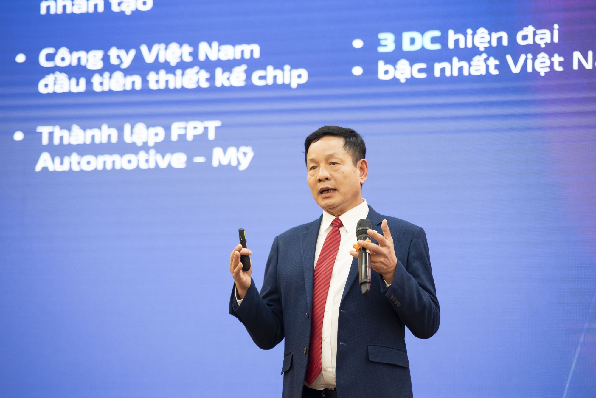 Bộ trưởng Nguyễn Mạnh Hùng: FPT đặt cược vào AI, chip bán dẫn và phần mềm ô tô là chiến lược đúng đắn - Ảnh 2.