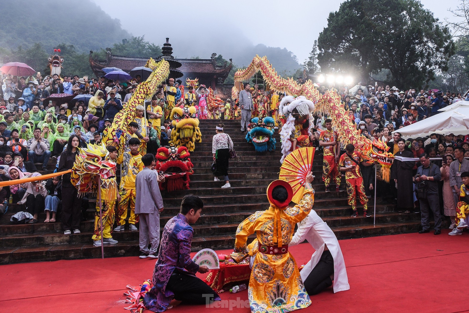 Hàng nghìn du khách đội mưa khai hội chùa Hương - Ảnh 7.