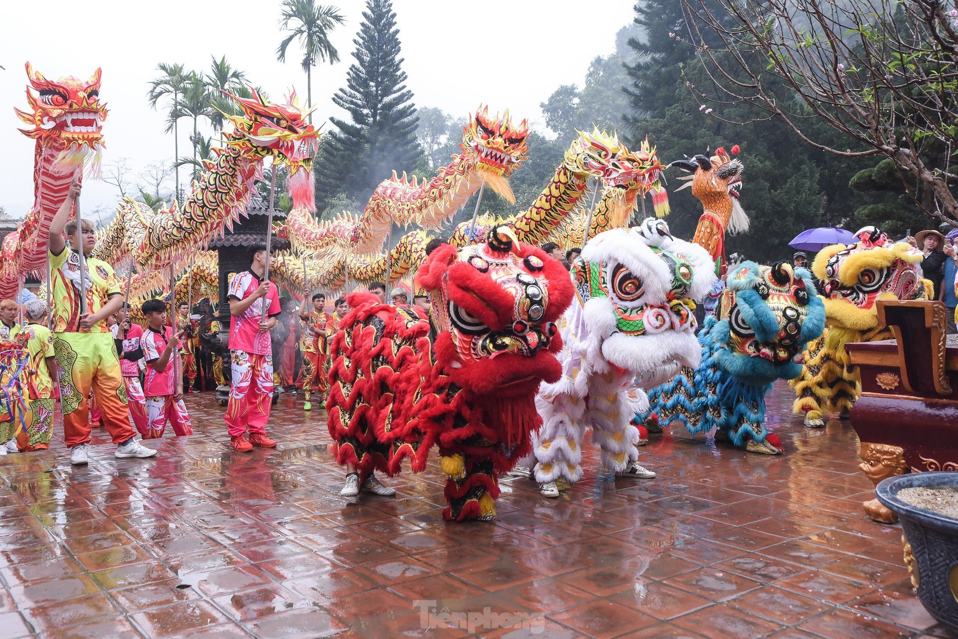 Hàng nghìn du khách đội mưa khai hội chùa Hương - Ảnh 2.