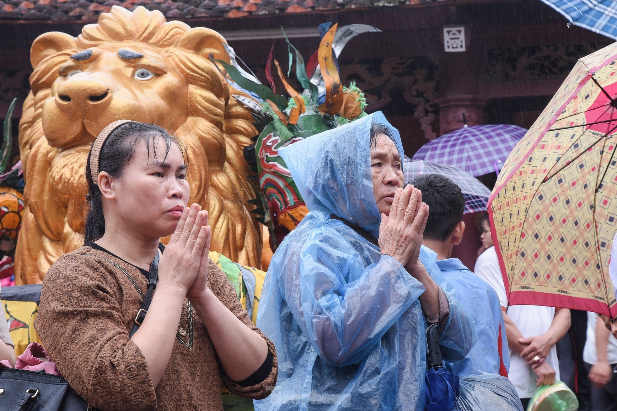 Hàng nghìn du khách đội mưa khai hội chùa Hương - Ảnh 6.